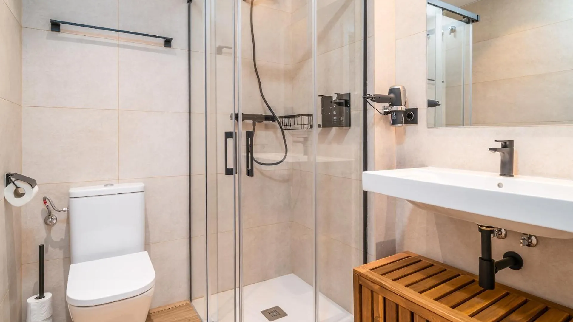 Limehome Barcelona Placa Pirineus L'Hospitalet de Llobregat