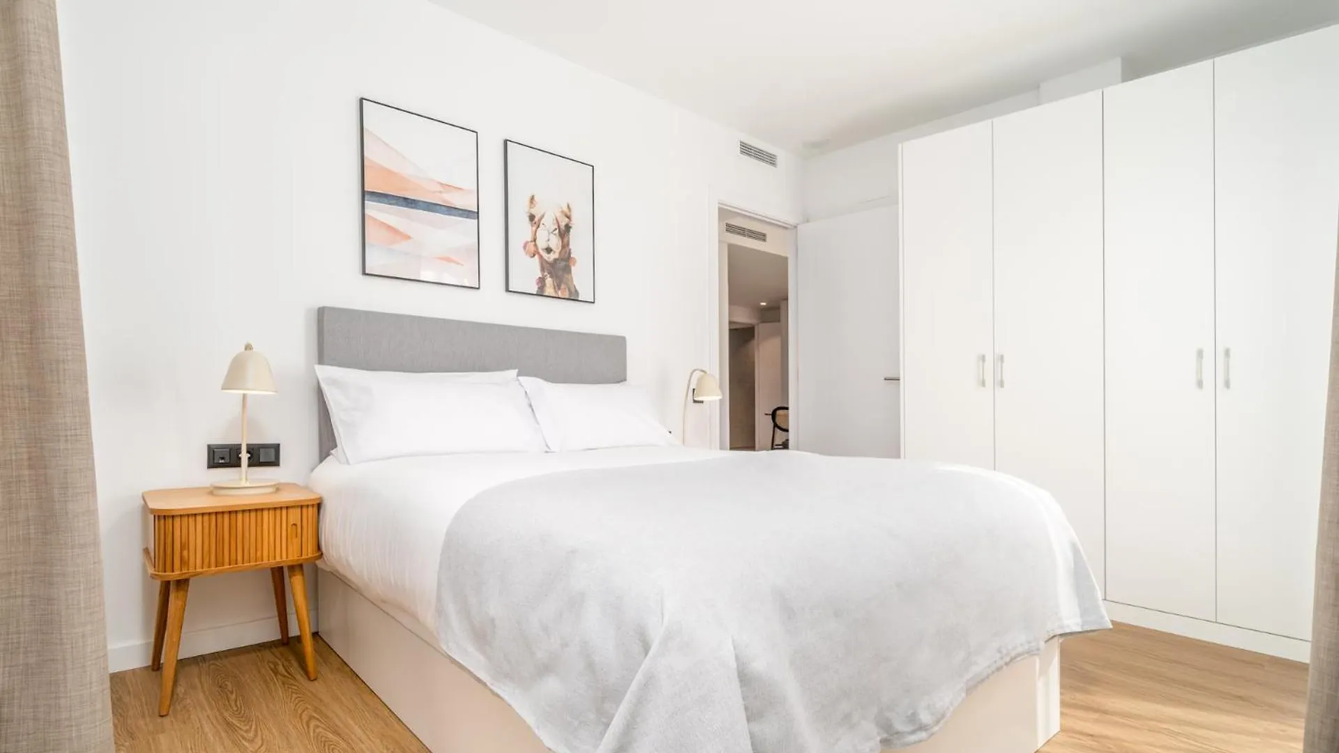 Limehome Barcelona Placa Pirineus L'Hospitalet de Llobregat