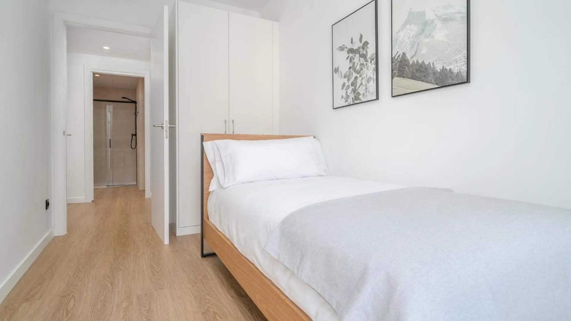 Limehome Barcelona Placa Pirineus L'Hospitalet de Llobregat
