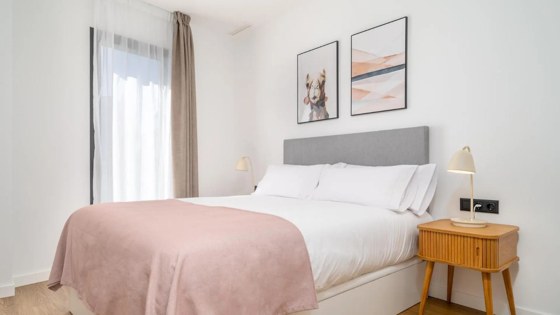Limehome Barcelona Placa Pirineus L'Hospitalet de Llobregat