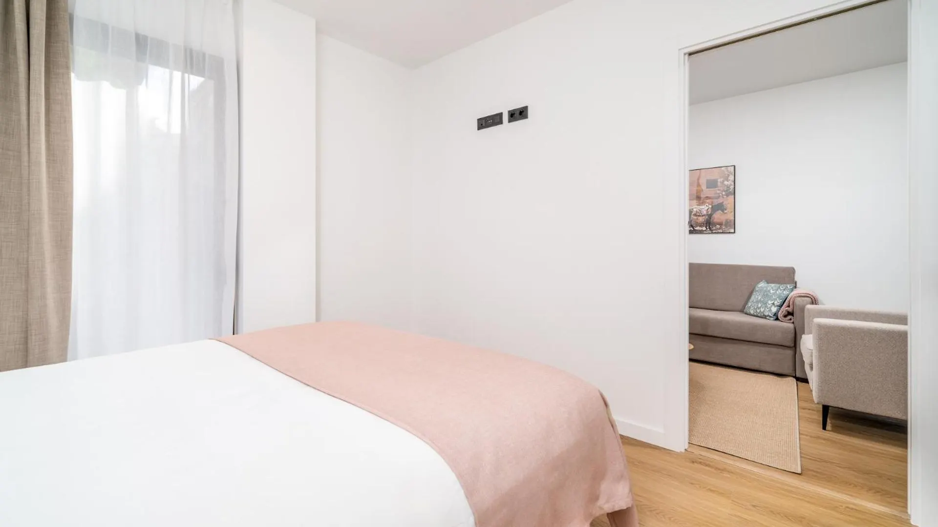 Limehome Barcelona Placa Pirineus L'Hospitalet de Llobregat
