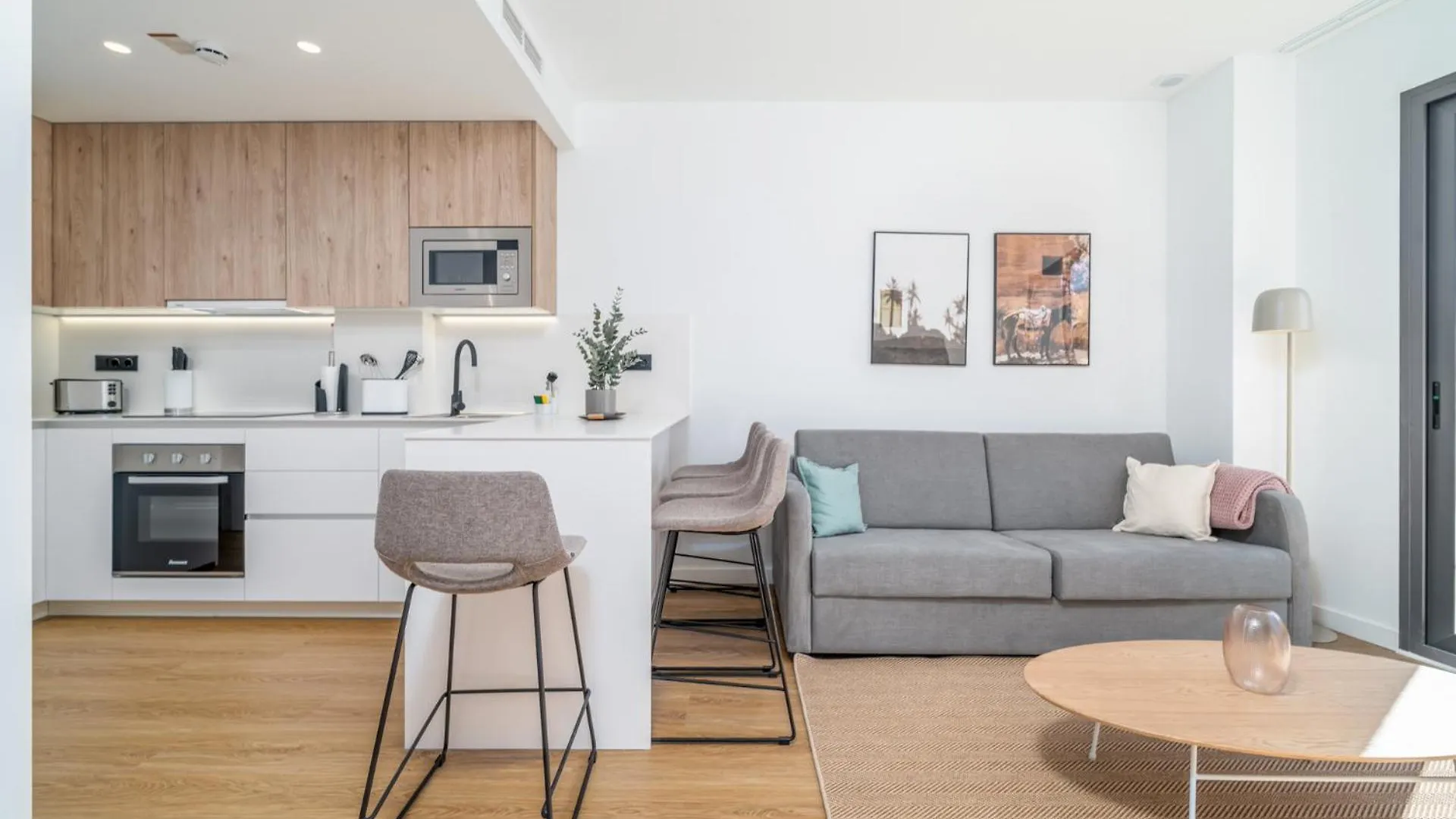 Limehome Barcelona Placa Pirineus L'Hospitalet de Llobregat 0*,  Espagne
