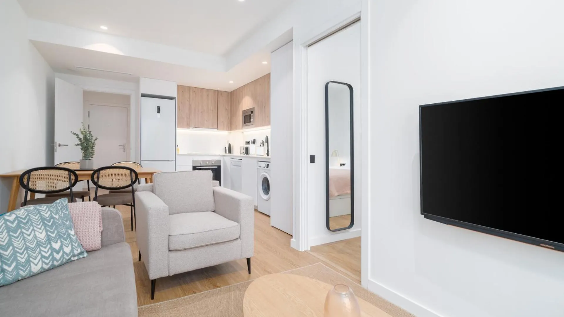 Limehome Barcelona Placa Pirineus L'Hospitalet de Llobregat